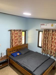 a bedroom with a bed and a window at NADOHN2 San Fan Homestay in Rayong