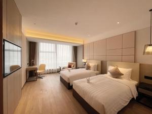 Postel nebo postele na pokoji v ubytování Kew Green Hotel Hongqiao Shanghai