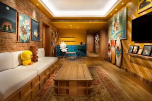 sala de estar con sofá y mesa en LINE FRIENDS presents CASA DE AMIGO en Macao