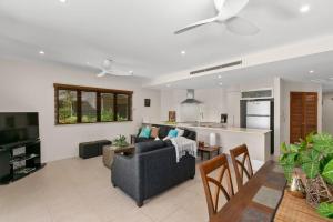 约克斯诺波Belle Escapes Ground Floor Beachfront Apartment的带沙发的客厅和厨房