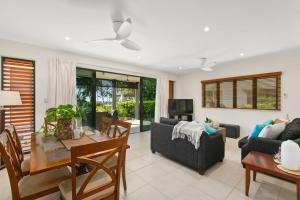 Belle Escapes Ground Floor Beachfront Apartment的休息区