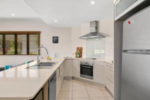 Belle Escapes Ground Floor Beachfront Apartment的厨房或小厨房