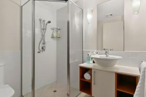 Belle Escapes Ground Floor Beachfront Apartment的一间浴室