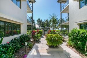 Belle Escapes Ground Floor Beachfront Apartment外面的花园