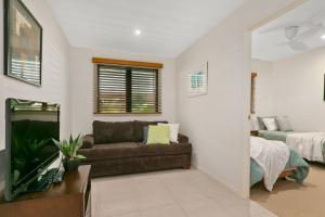 Belle Escapes Ground Floor Beachfront Apartment客房内的一张或多张床位