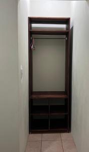 - une porte en verre dans une pièce avec un miroir dans l'établissement Los Sueños RyG 3, à Quepos