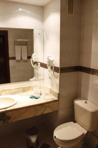 ヒホンにあるB&B HOTEL Gijón Centro Begoñaのバスルーム(トイレ、洗面台付)