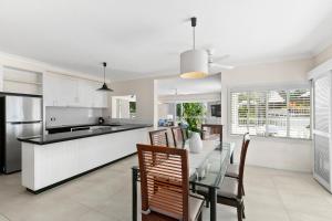 Gambar di galeri bagi Belle Escapes Oceanview Suite 48 with Private Pool Alamanda Resort Palm Cove di Palm Cove