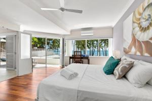 棕櫚灣的住宿－Belle Escapes Oceanview Suite 48 with Private Pool Alamanda Resort Palm Cove，相簿中的一張相片