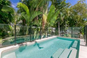 棕櫚灣的住宿－Belle Escapes Oceanview Suite 48 with Private Pool Alamanda Resort Palm Cove，相簿中的一張相片