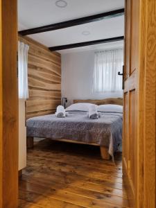 Postel nebo postele na pokoji v ubytování Ruralna kuća za odmor Kablarovo Brdo