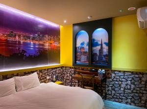 Uma cama ou camas num quarto em Vogue Inn at Hualien