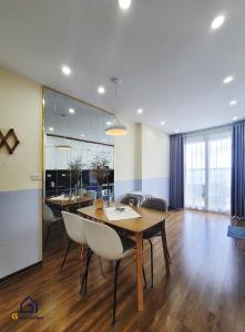 een keuken en eetkamer met een tafel en stoelen bij Sky Halong Apartment in Ha Long