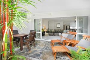 Restaurant o un lloc per menjar a Belle Escapes Luxury Ground floor Suite 52 Alamanda Resort Palm Cove