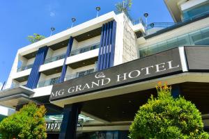 un bâtiment avec un panneau indiquant un grand hôtel mg dans l'établissement MG Grand Hotel, à Olongapo