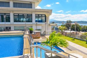 - une vue sur une maison avec une piscine dans l'établissement MG Grand Hotel, à Olongapo