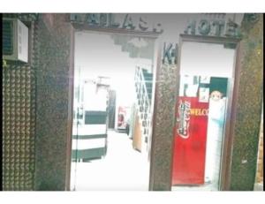 un espejo al costado de una tienda en Hotel Kailash, Amritsar, en Amritsar