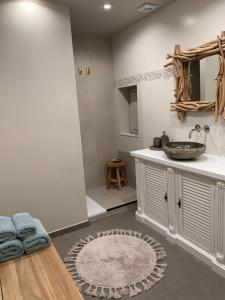 bagno con lavandino e vasca di B&B Silentium a Tielt