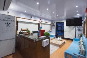 um quarto com uma cozinha e uma sala de estar em See villa em Abu Dhabi