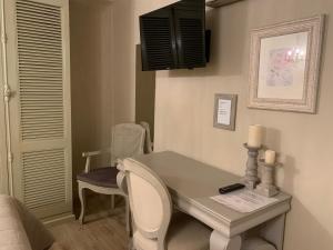 a room with a desk with a chair and a table with candles at B&B Silentium in Tielt