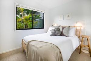 a bedroom with a large white bed with a window at Rest Pet Friendly with Outdoor Bath 3 Mins Walk to Beach in Umina