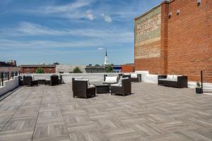 un patio con divani e sedie in un edificio di The Davis Lofts at Main Street - Unit 1E a Rocky Mount