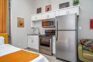 uma cozinha com um frigorífico de aço inoxidável e micro-ondas em The Davis Lofts at Main Street - Unit 1E em Rocky Mount