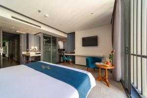 TV a/nebo společenská místnost v ubytování The Time Hotel