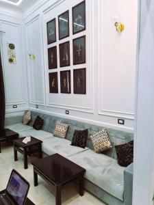 النزل الاسترالي القاهرة في القاهرة: غرفة معيشة مع أريكة مع وسائد وطاولات