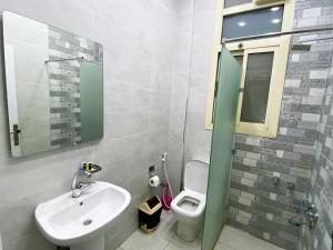 A bathroom at The Australian Hostel