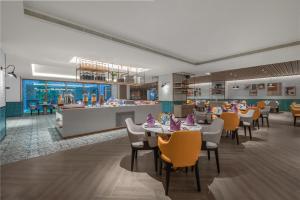 福安东百城假日酒店餐厅或其他用餐的地方