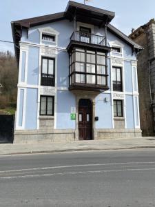 niebiesko-biały budynek po stronie ulicy w obiekcie Casa Vizcaya w mieście Lanestosa