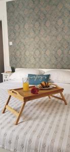 einen Couchtisch auf einem Bett mit einem Glas Orangensaft in der Unterkunft Vacation Home Kovachnica (Blacksmith`s shop) in Vrbnik