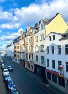 uma vista para uma rua da cidade com carros estacionados na rua em PnT home-stilvolles Apartment em Koblenz