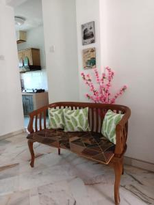 un banc en bois assis dans un salon dans l'établissement teluk kemang senorita homestay, à Port Dickson
