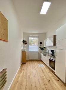 eine Küche mit weißen Geräten und einem Fenster in der Unterkunft PnT home-stilvolles Apartment in Koblenz