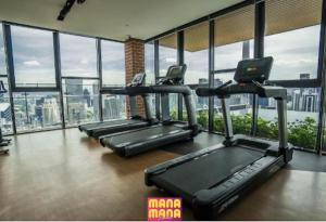 Fitness centrum a/nebo fitness zařízení v ubytování Ceylonz KLCC by Mana-Mana