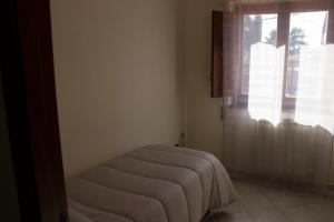 Zimmer mit 2 Betten und einem Fenster in der Unterkunft Casa Contemare in Viagrande