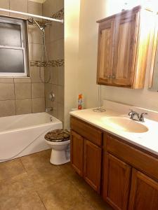 e bagno con lavandino, servizi igienici e vasca. di Relaxing Entire Roseland Neighborhood Apartment Unit a Chicago