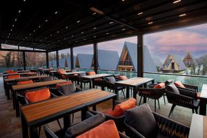 Reserve Resort Lagodekhi tesisinde bir restoran veya yemek mekanı