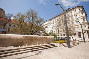 a street light in front of a building at Free Parking Chain Bridge Home 4ppl, 2bdrm, Wifi, Smart TV, AC in Budapest