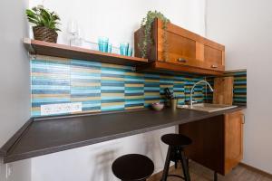 Kuchyňa alebo kuchynka v ubytovaní Free Parking Chain Bridge Home 4ppl, 2bdrm, Wifi, Smart TV, AC