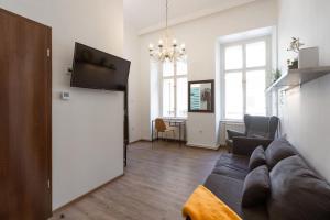 ein Wohnzimmer mit einem Sofa und einem Flachbild-TV in der Unterkunft Free Parking Chain Bridge Home 4ppl, 2bdrm, Wifi, Smart TV, AC in Budapest