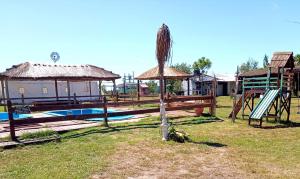 un parque con parque infantil con tobogán en Cabañas Los Búhos en Tristán Suárez