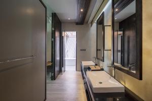 uma casa de banho com 2 lavatórios e um espelho grande em INSPIRA Seminyak em Seminyak