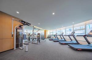 Фитнес център и/или фитнес съоражения в CM Serviced Apartment Shenzhen Dongmen