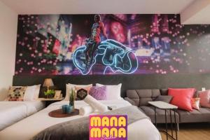 Ceylonz KLCC by Mana-Mana في كوالالمبور: غرفة نوم مع لوحة كبيرة على الحائط