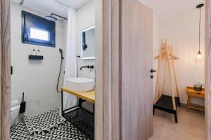 A bathroom at SaniStoneVillas Még 10 kép