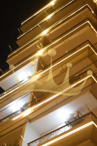 een gebouw met lichten aan de zijkant bij وادى الملوك للشقق الفندقية in Mansoura