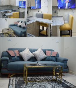 een woonkamer met een blauwe bank en een tafel bij وادى الملوك للشقق الفندقية in Mansoura